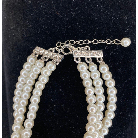 Pearl and rhinestone Flowers bridal jewelry set - Picture 6 of 12